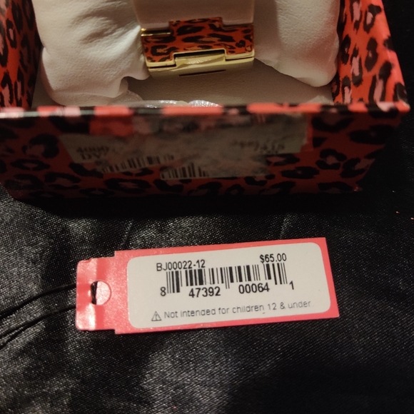 BETSEY JOHNSON WHITE ACRYLIC BAND GOLD TONE DIAL WATCH - Picture 4 of 7